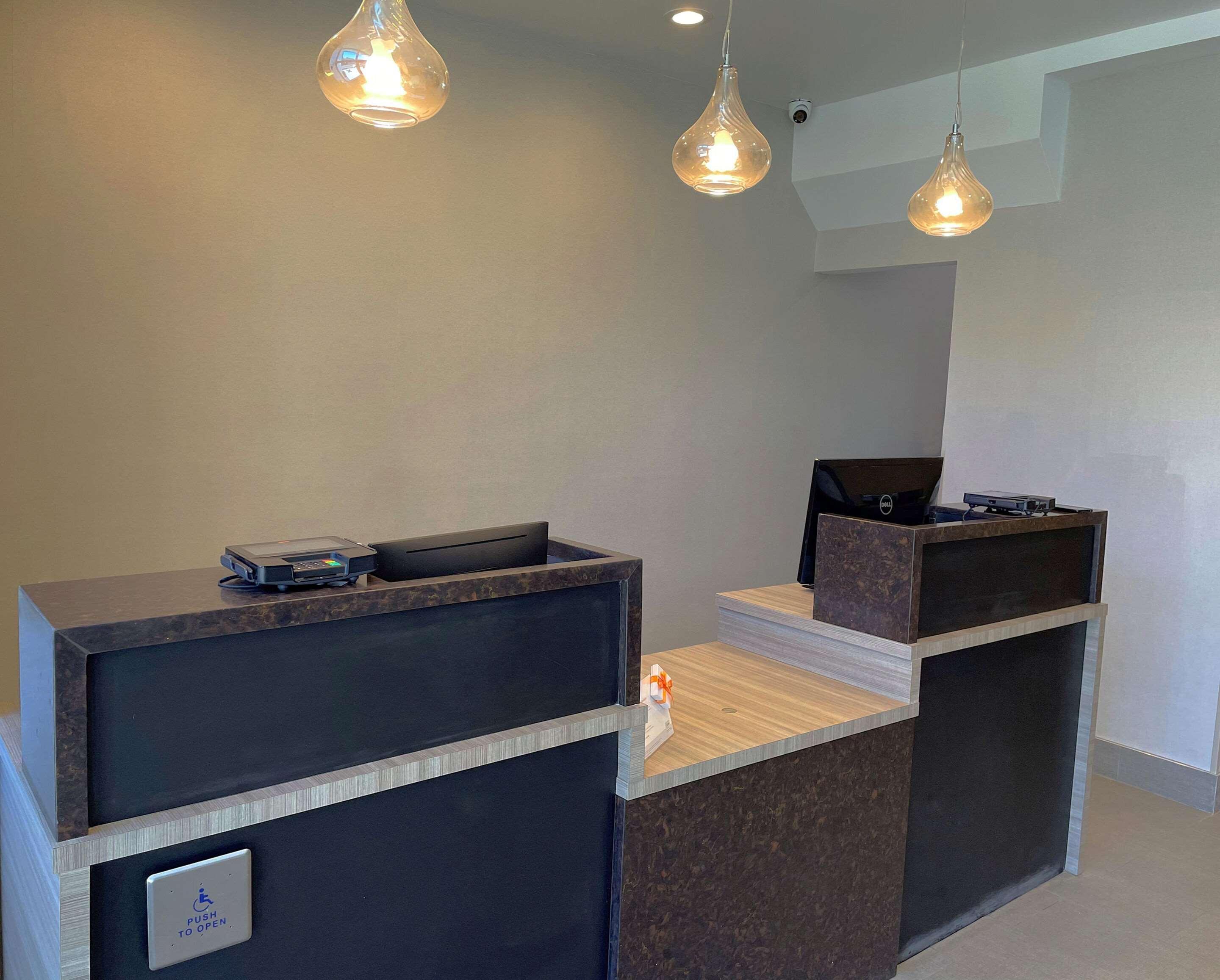 Red Roof Plus Brooklyn - Flatbush Ave New York Ngoại thất bức ảnh
