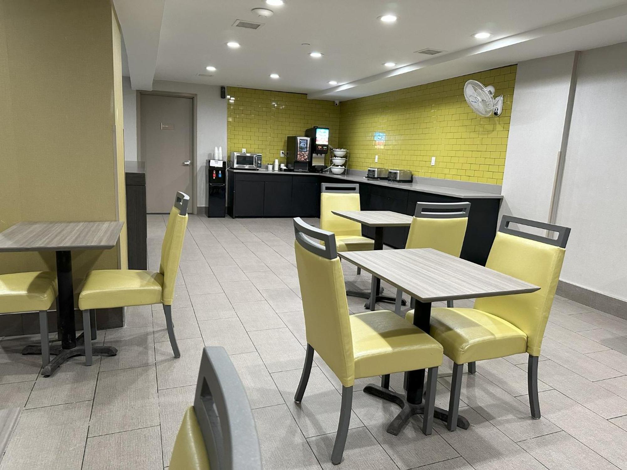 Red Roof Plus Brooklyn - Flatbush Ave New York Ngoại thất bức ảnh