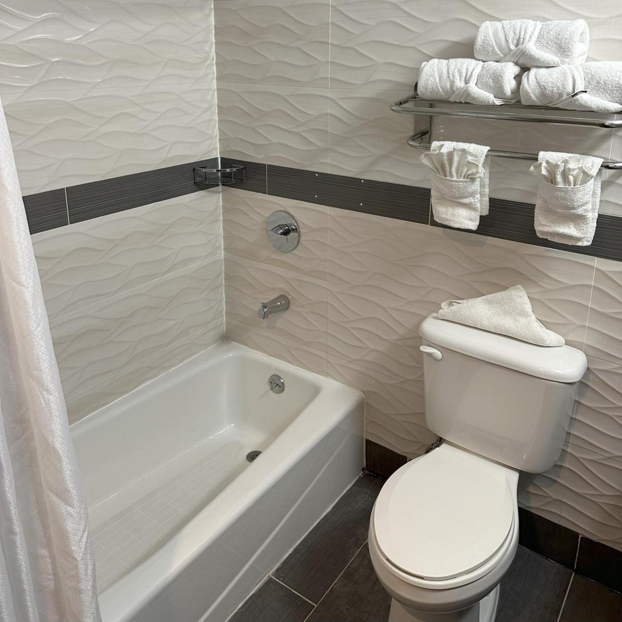 Red Roof Plus Brooklyn - Flatbush Ave New York Ngoại thất bức ảnh